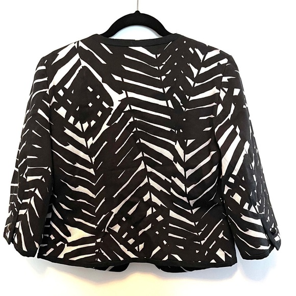 Leafy print women’s cropped button blazer - Picture 3 of 6